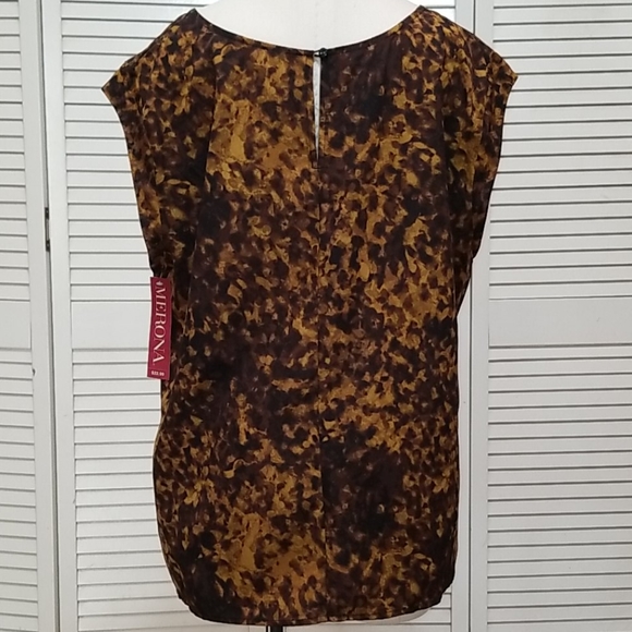 Women Blouse - Picture 3 of 6